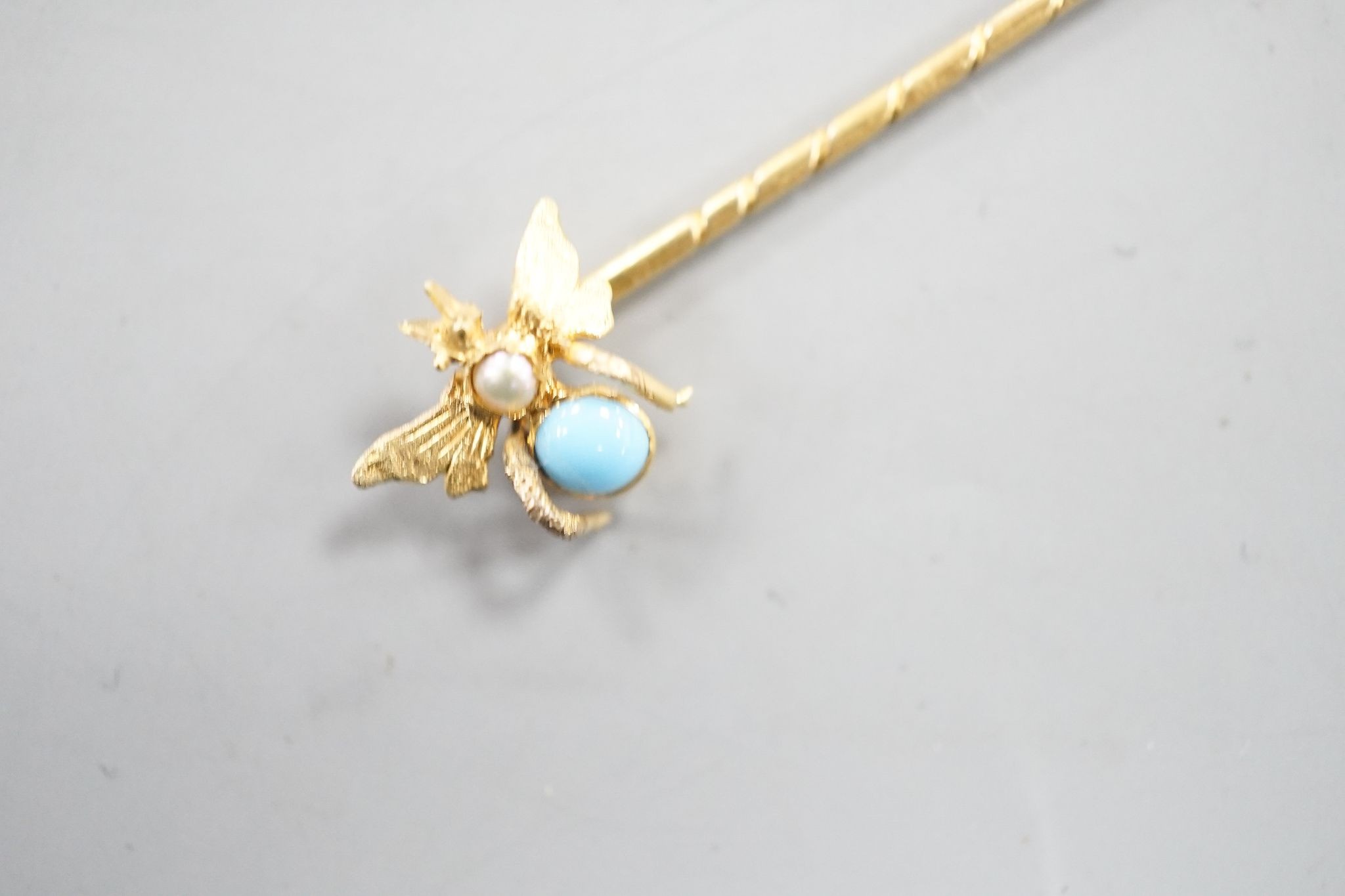 An Edwardian yellow metal, turquoise and seed pearl set bug stick pin, 65mm, gross weight 1.4 grams.